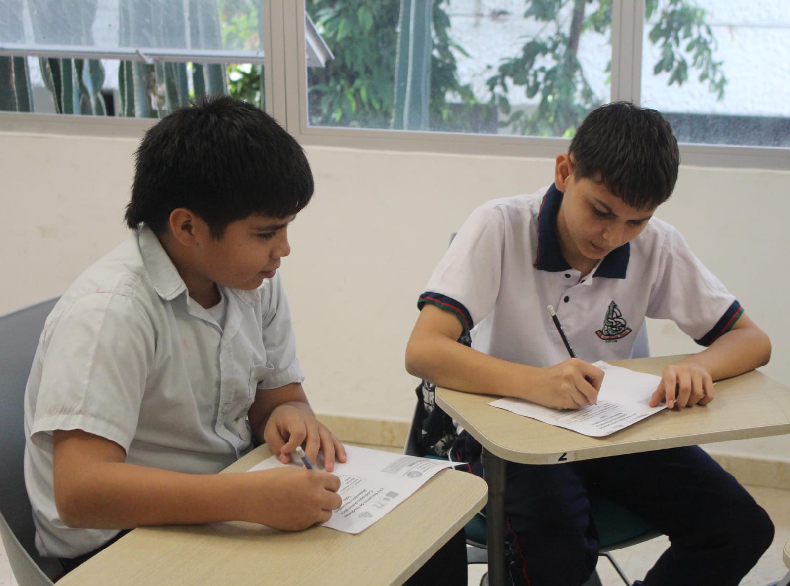 Imagen de niños estudiando.