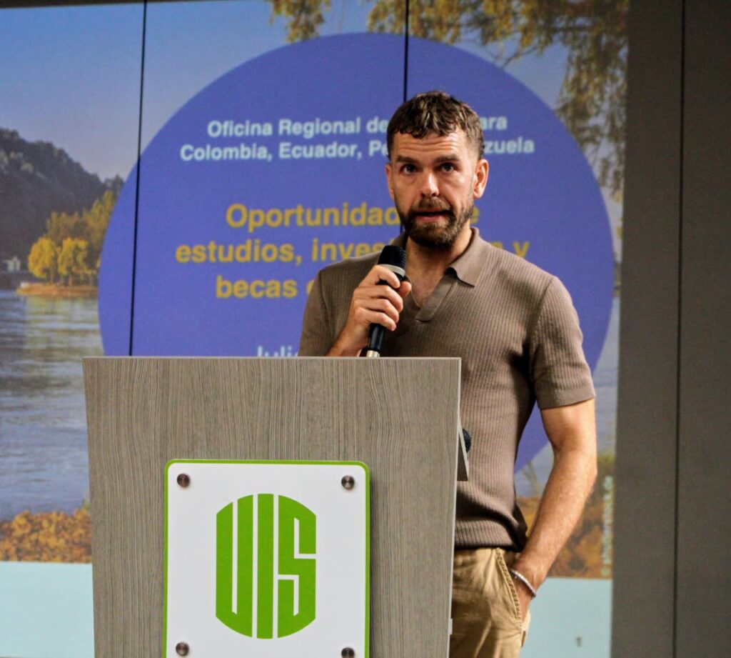 Julian Thomas en la conferencia “Estudiar, investigar y obtener becas en Alemania”.