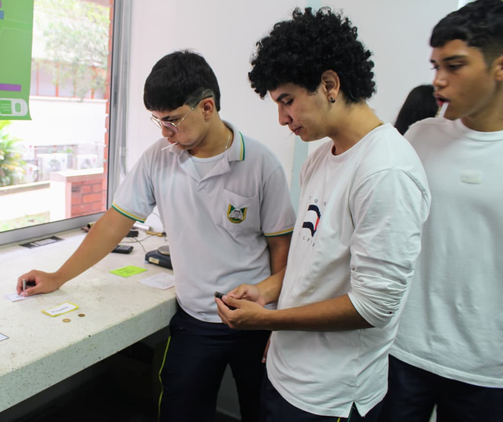Estudiantes del colegio INEM realizando un experimento.