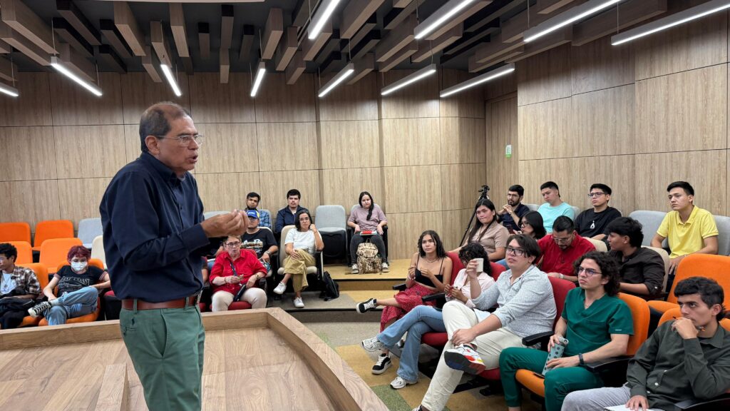 Gerardo Latorre - Vicerrector Administrativo con estudiantes