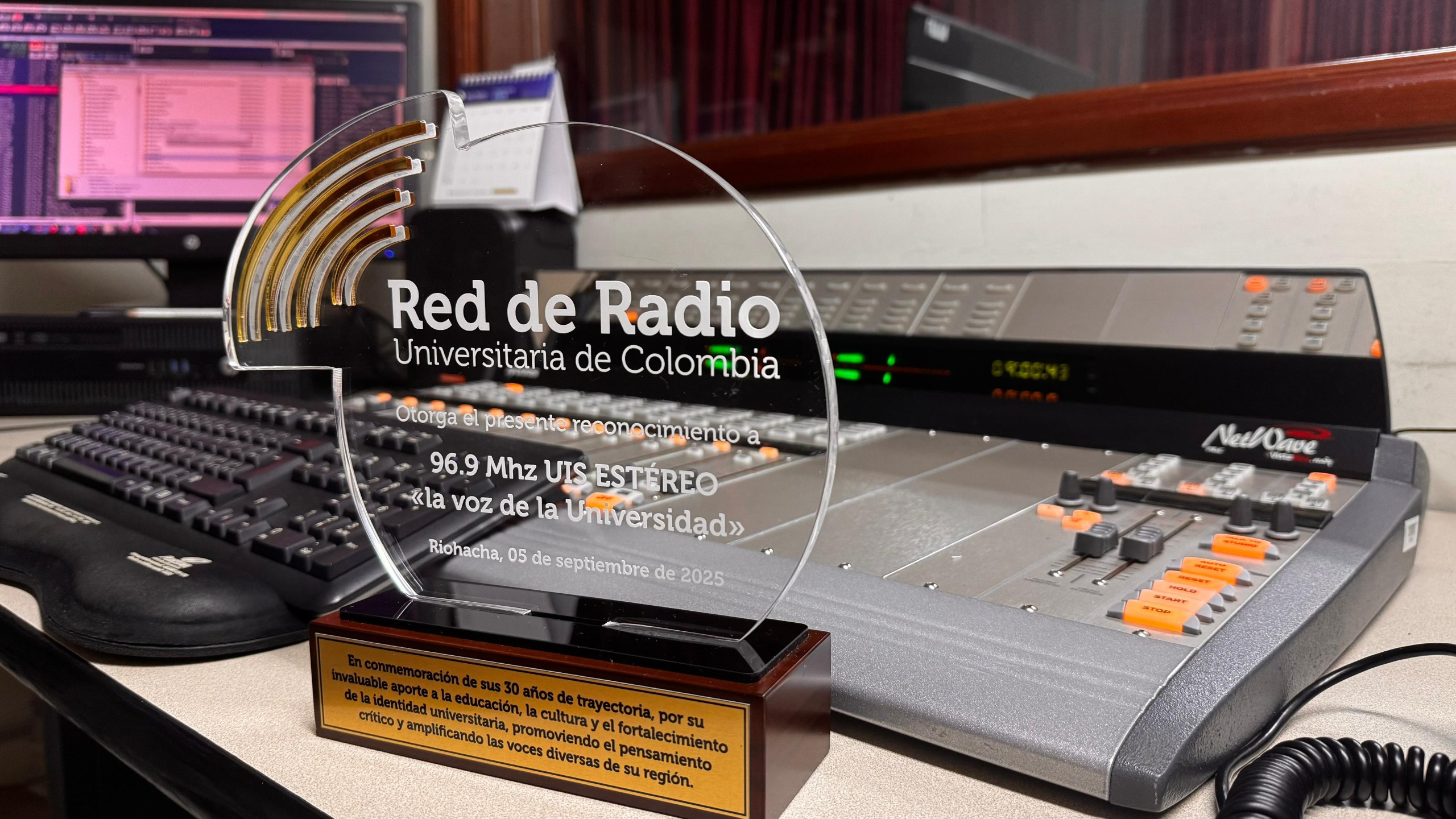 Una placa conmemorativa por los 30 años de UIS Estéreo