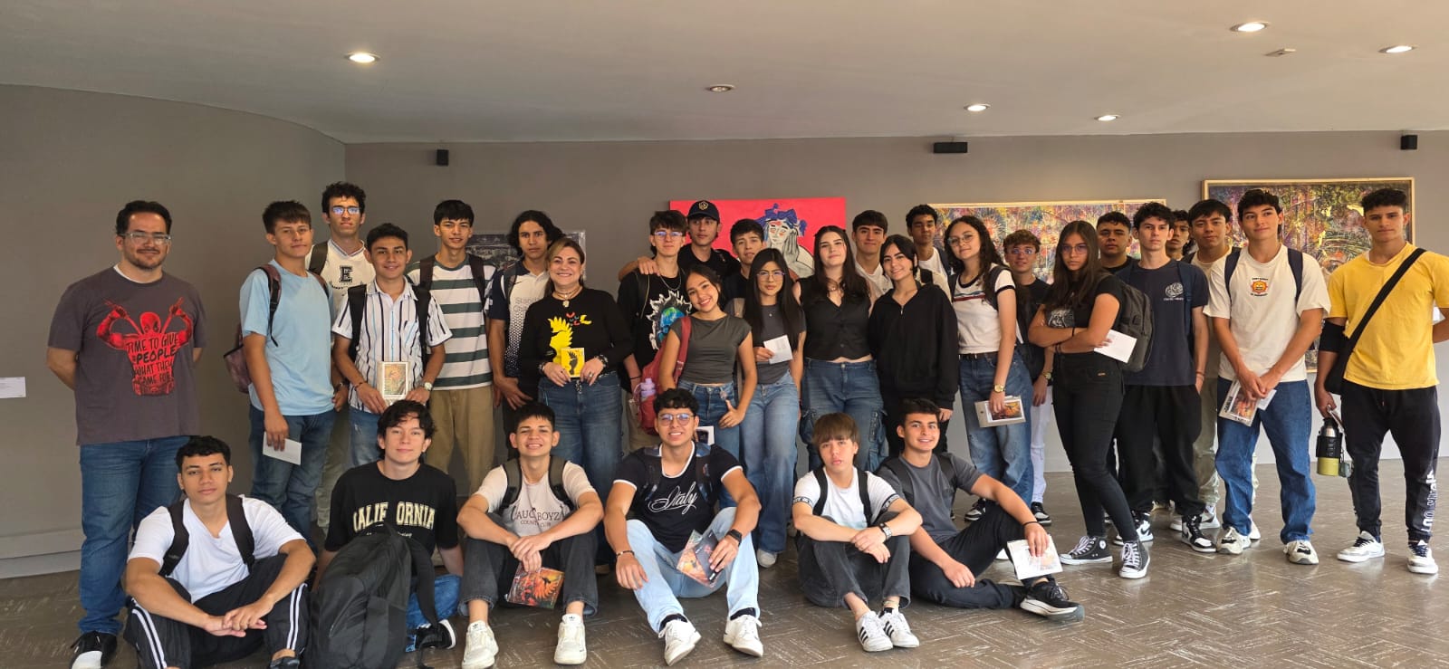 Grupo de Estudiantes en exposición Cincolectivo