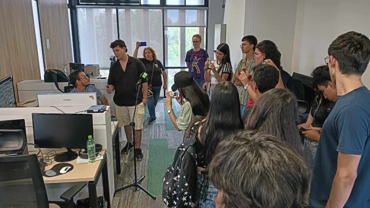 Visita de estudiantes a la Dirección de Comunicaciones