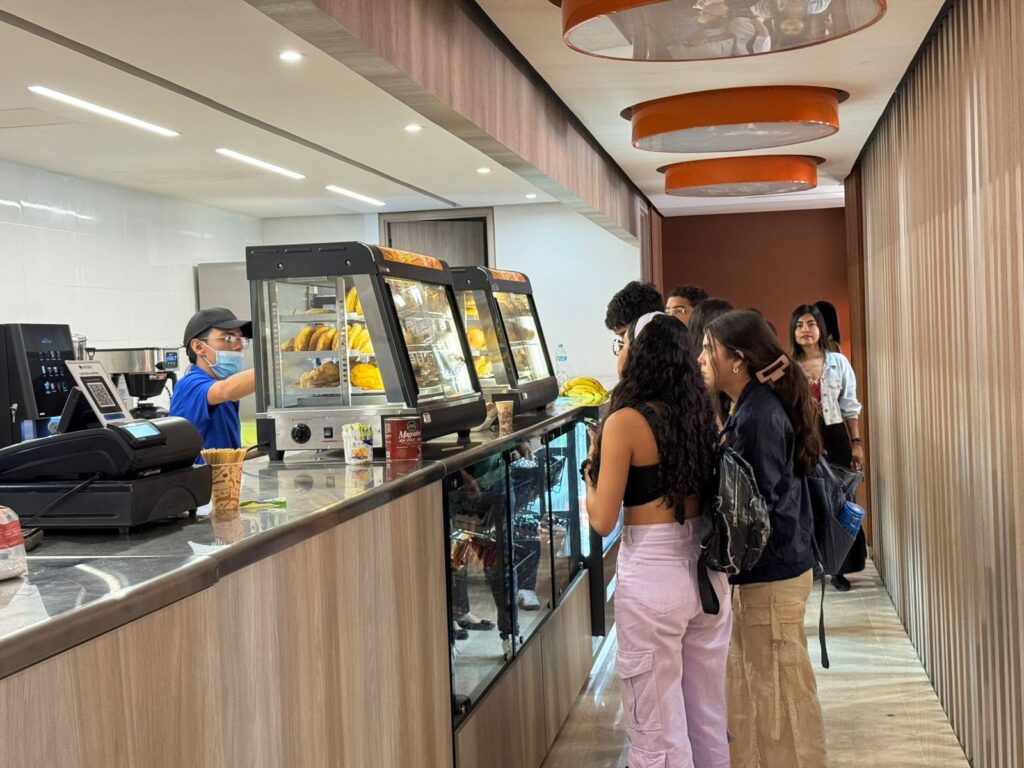 Imagen de los estudiantes comprando en la cafetería central