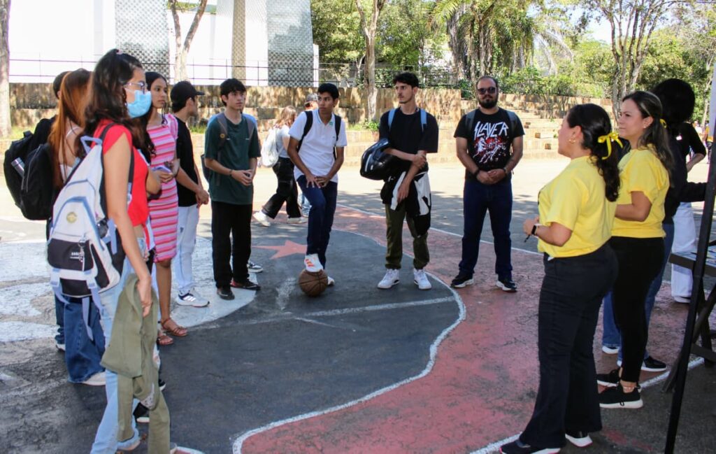 Estudiantes participando de una charla en el Día Mundial para la Prevención del Suicidio.
