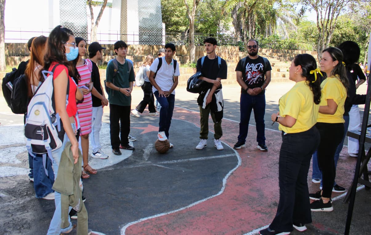 Estudiantes participando de una charla en el Día Mundial para la Prevención del Suicidio.