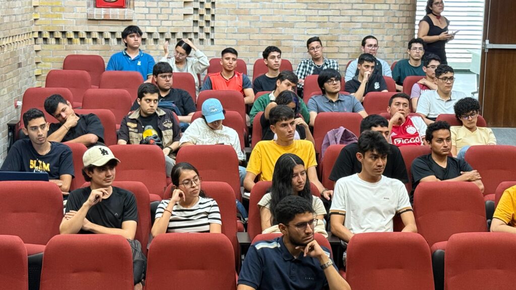 Estudiantes en evento Huawei - UIS