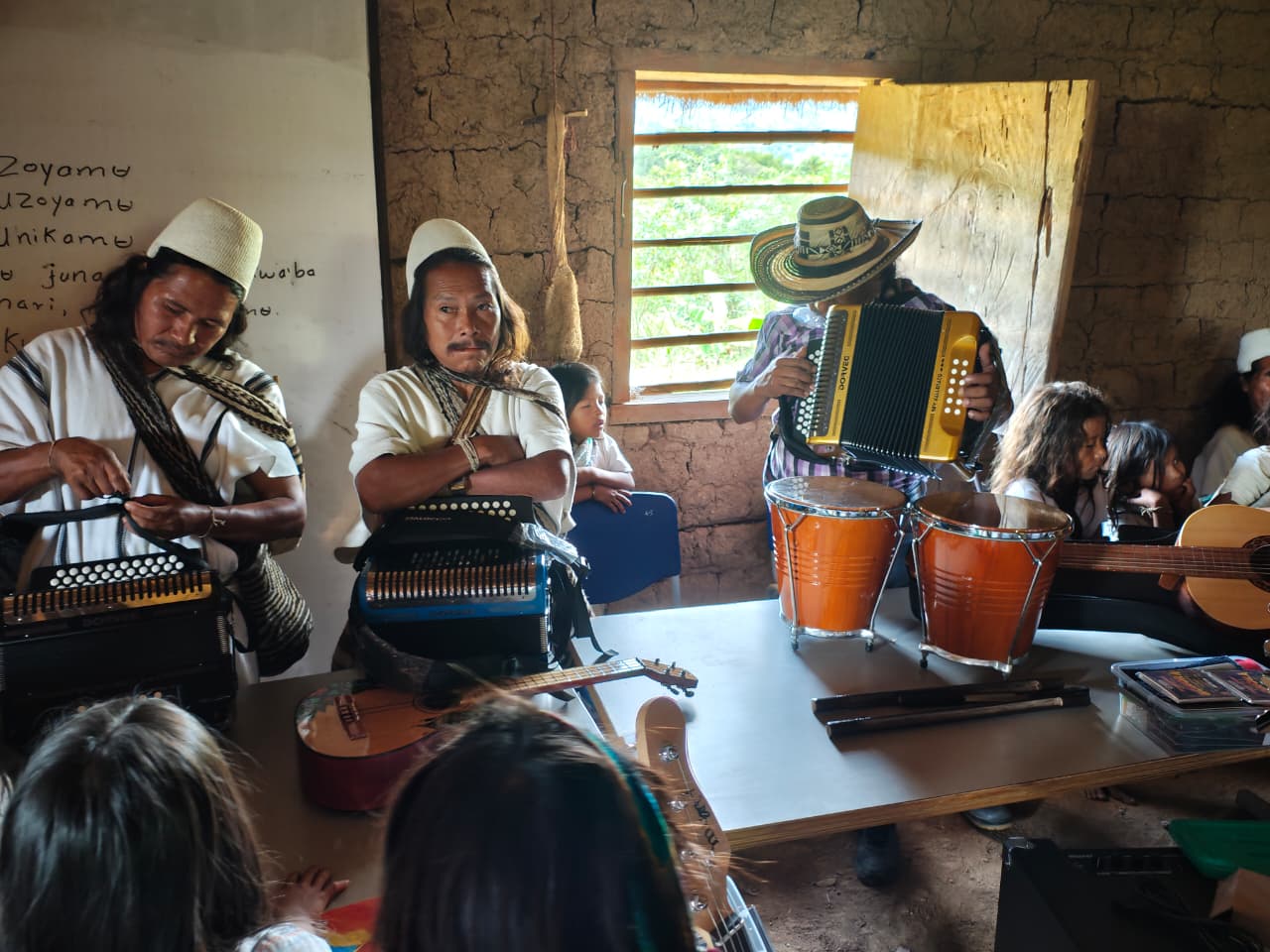 Comunidad Arhuaca en la entrega de instrumentos de Artes para la Paz