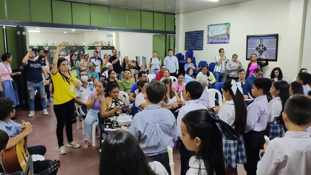 Reunión alumno y padres del programa Artes para la Paz