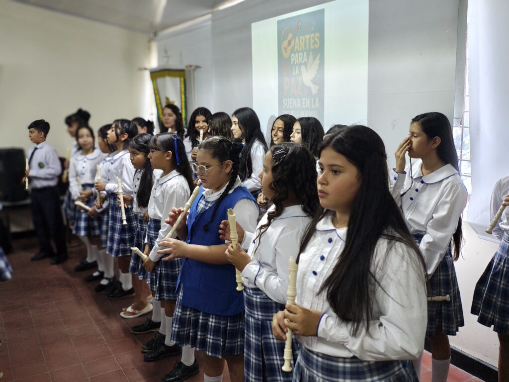Jóvenes programa Artes para la Paz