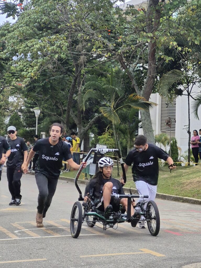Fuerza y trabajo en equipo para lograr reparar y volver a la pista fue necesario