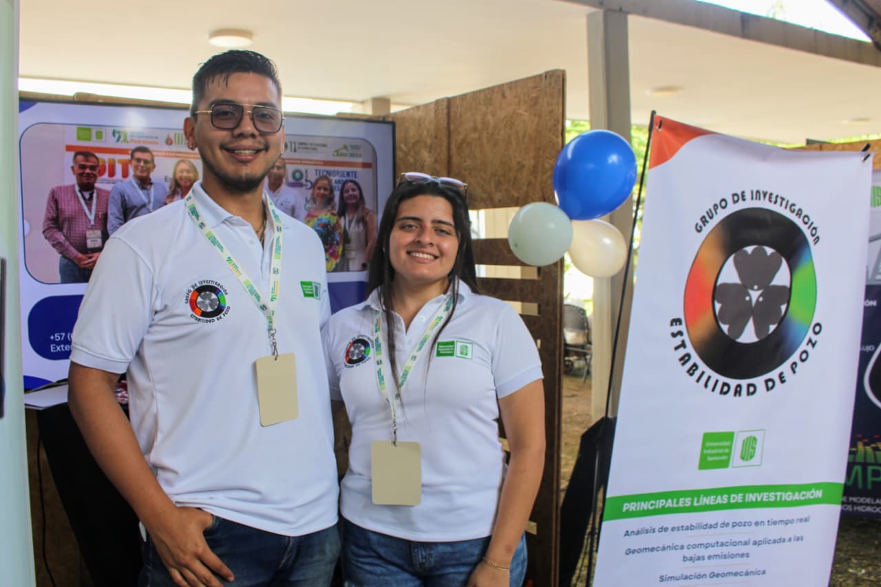 Estudiantes participantes en la feria de emprendimiento.