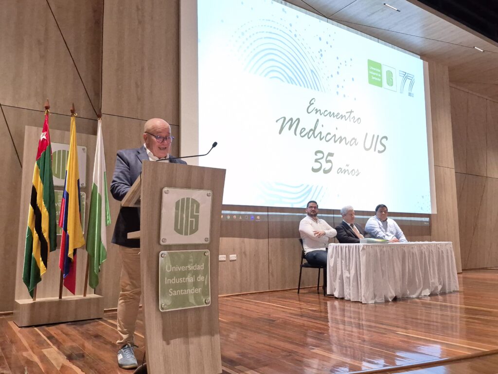 Cada uno de los participantes de la mesa felicitaron a los egresados por sus 35 años de servicio