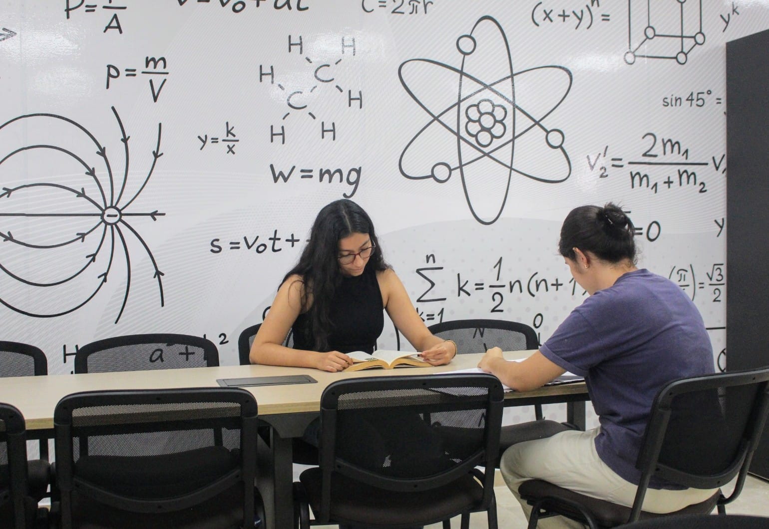 Estudiantes en el centro de estudios de la Escuela de Física.