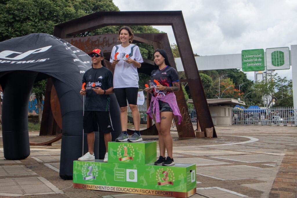 Con alegría los integrantes de los equipos que alcanzaron los tres primeros puestos recibieron su premiación
