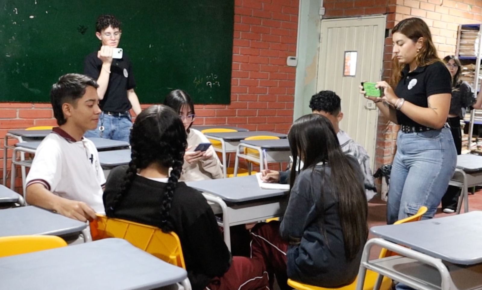 Estudiantes del Colegio Oriente Miraflores en los talleres de Musilab