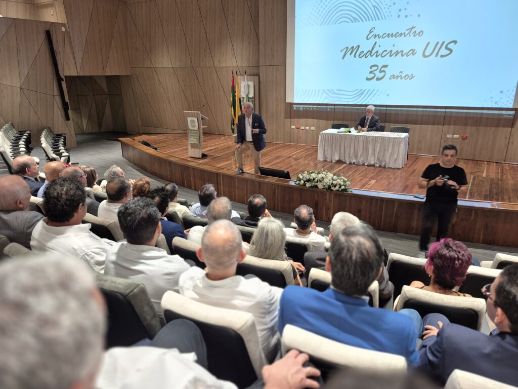 El Dr. Ernesto García recibió y acompañó como maestro de ceremonia este encuentro. 