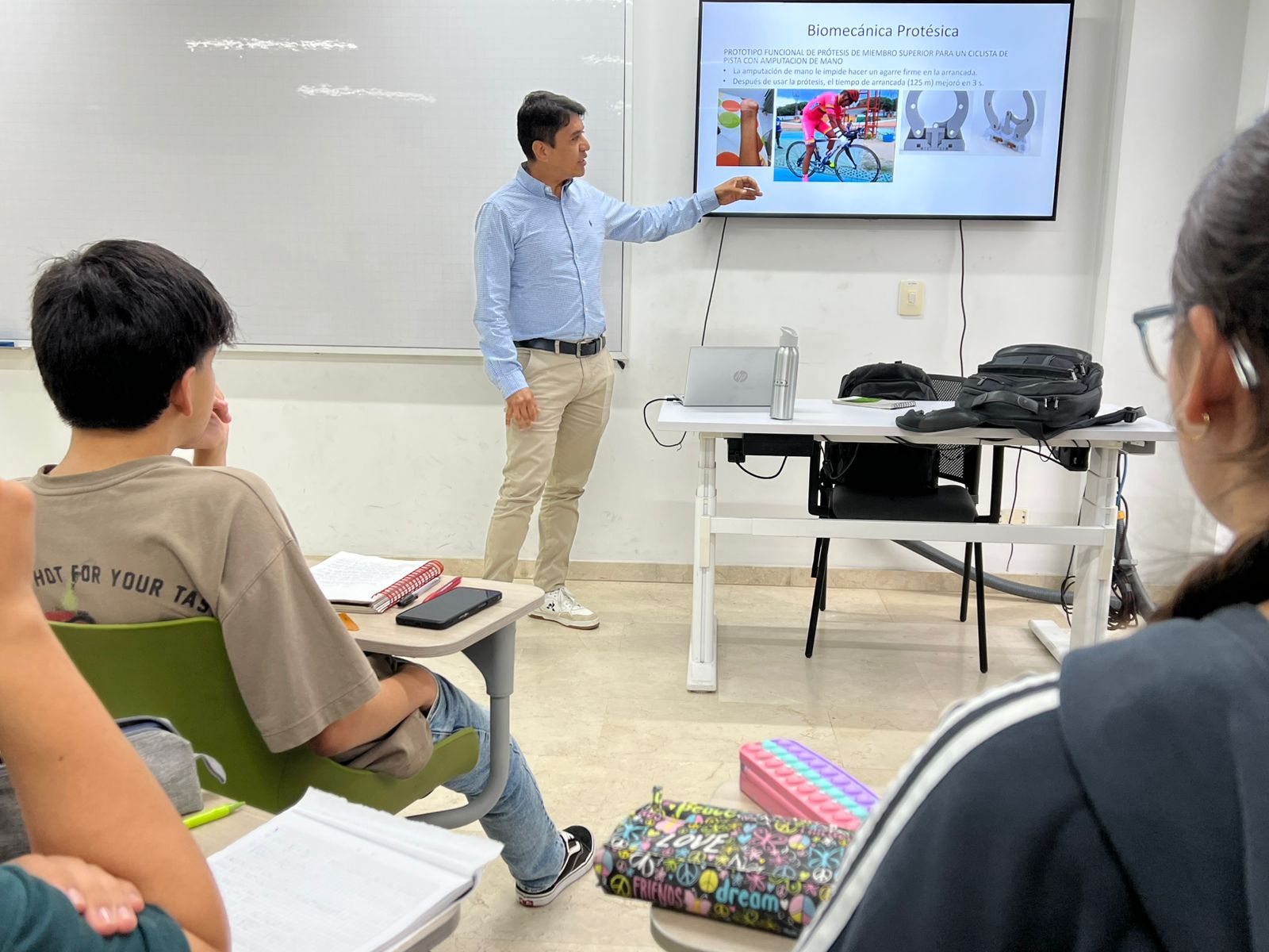 Profesor explicando una dispositiva en clase