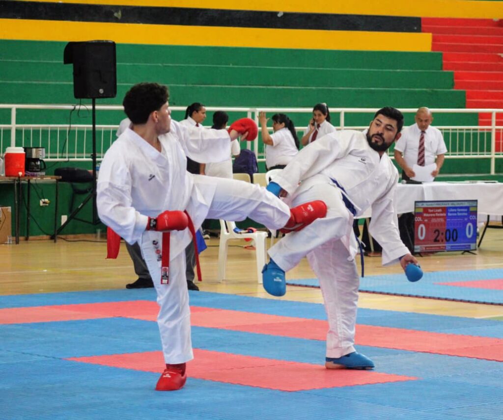 Equipo masculino de la UIS de karate DO.