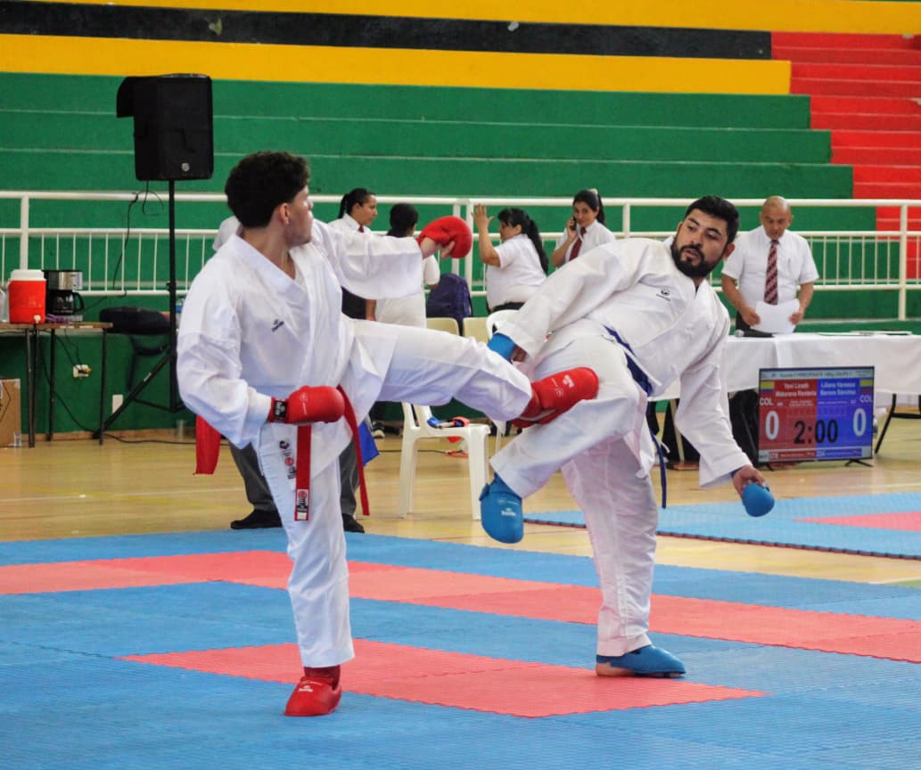 Equipo masculino de la UIS de karate DO.