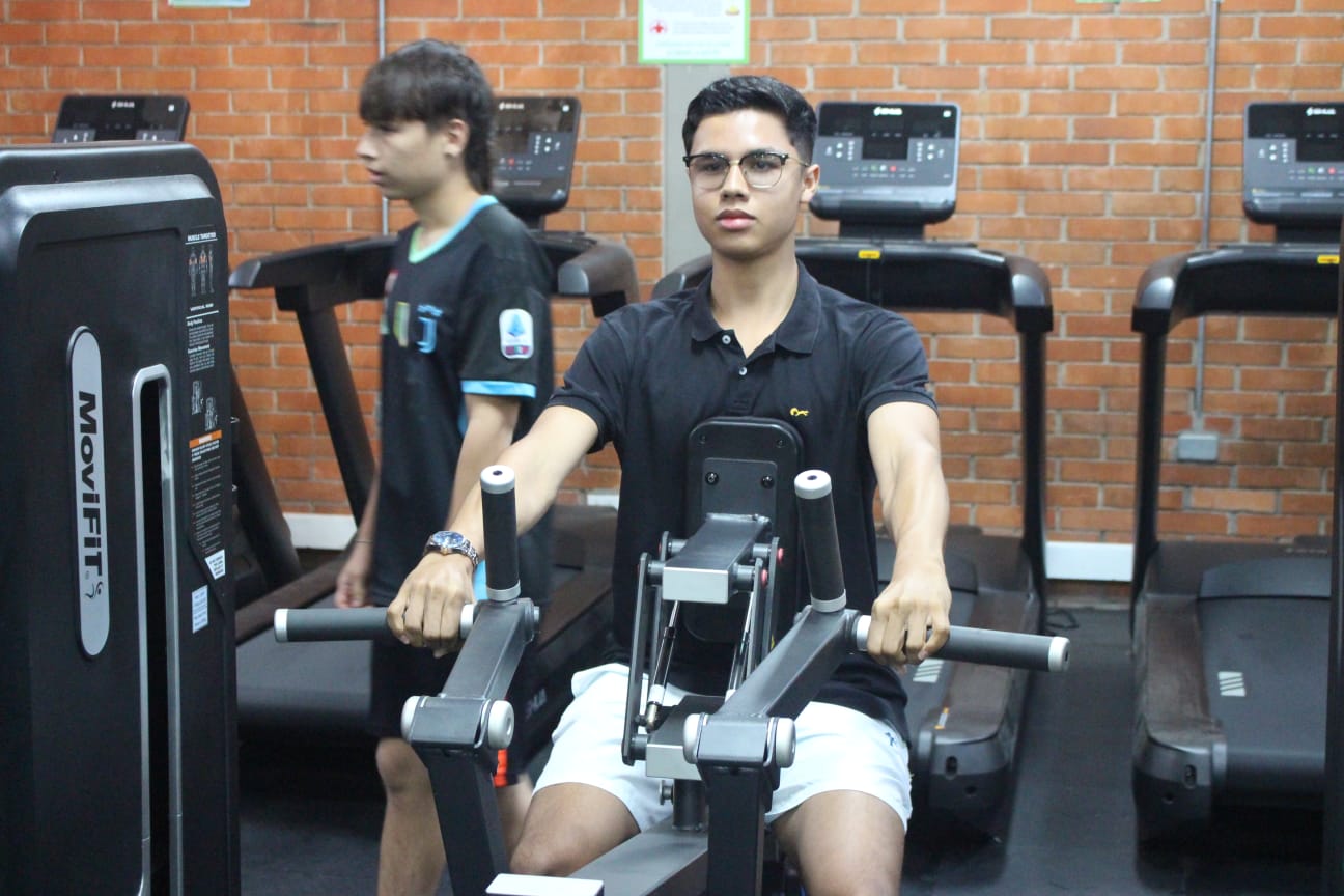 Imagen de un estudiante haciendo ejercicio en el gimnasio.