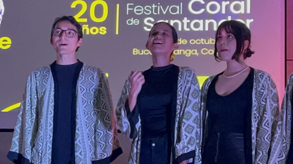 Jóvenes coristas de Lebrija participando en el Festival Coral de Santander