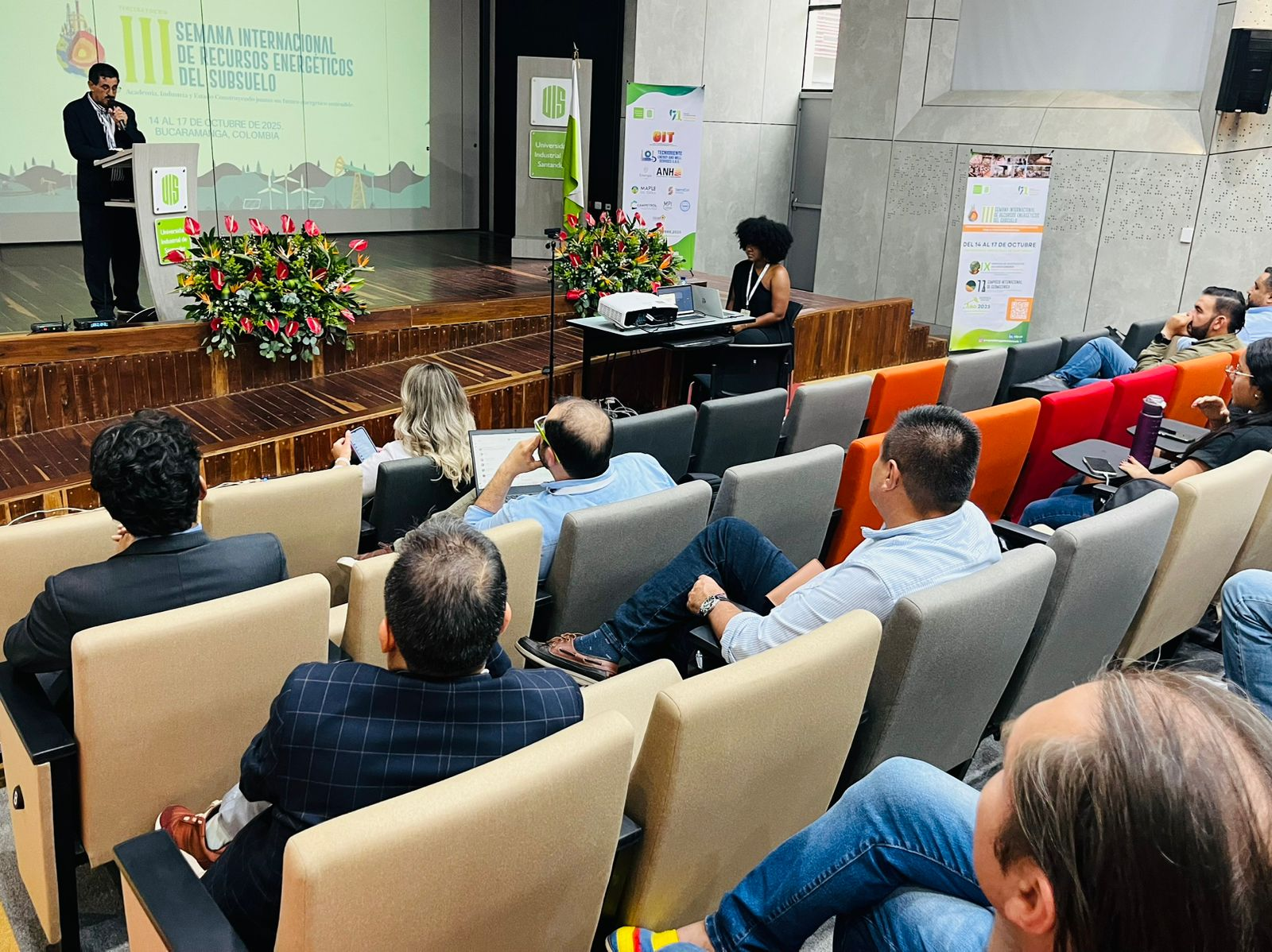 Profesor Emiliano Ariza León hablando a los asistentes al evento