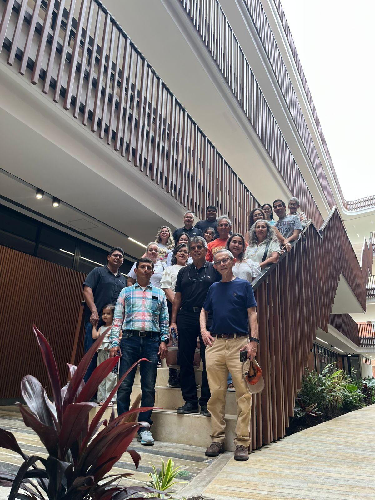 Egresados UIS posando en el renovado edificio del Instituto de Lenguas