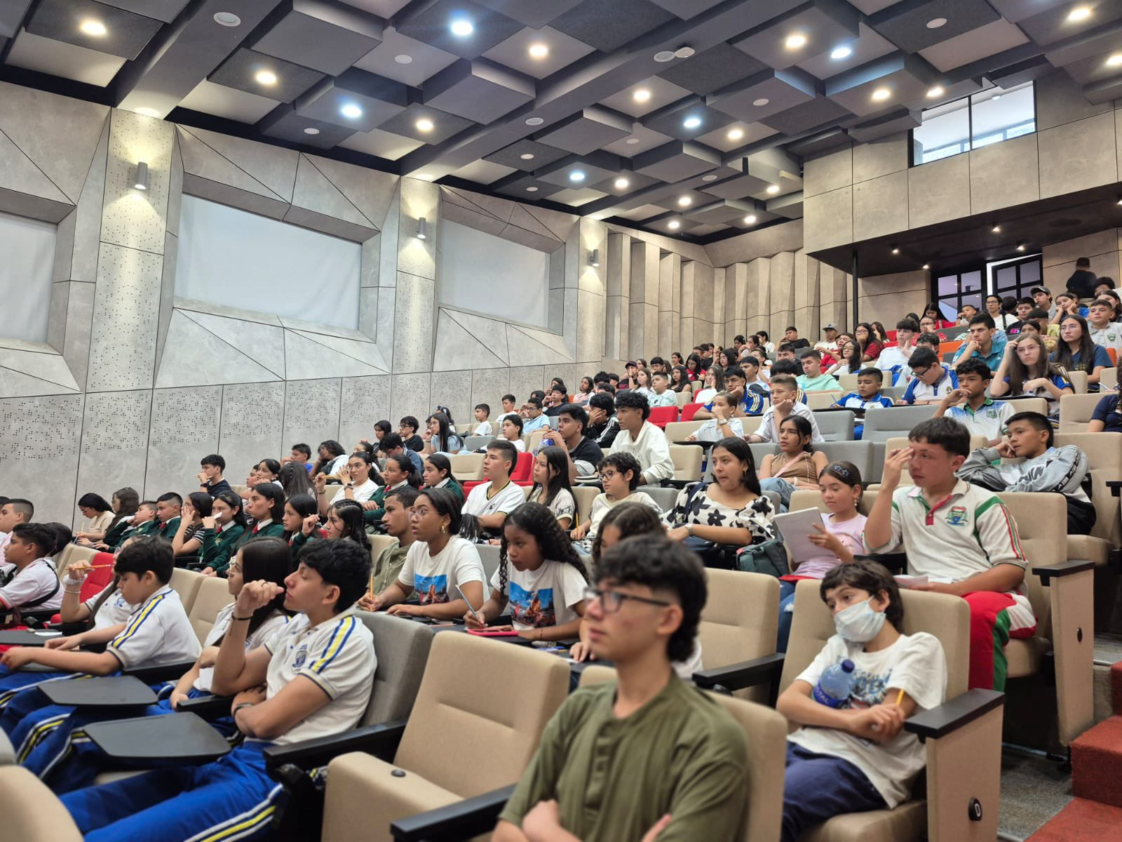 Estudiantes participantes de ediciones anteriores de las Olimpiadas de Matemáticas