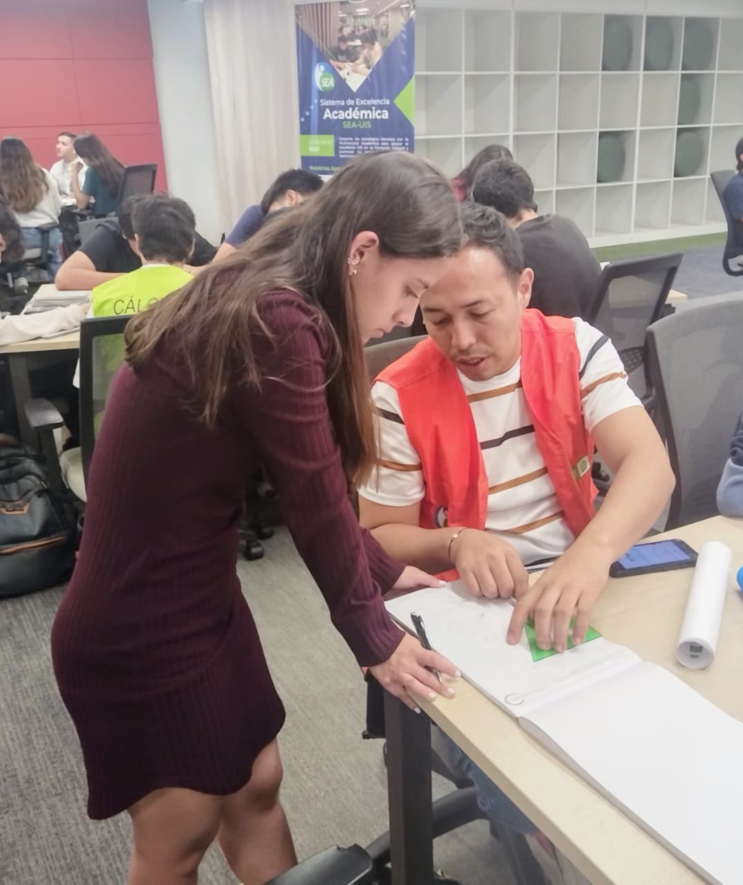 Estudiantes aprovechando la Biblioteca 24/7.