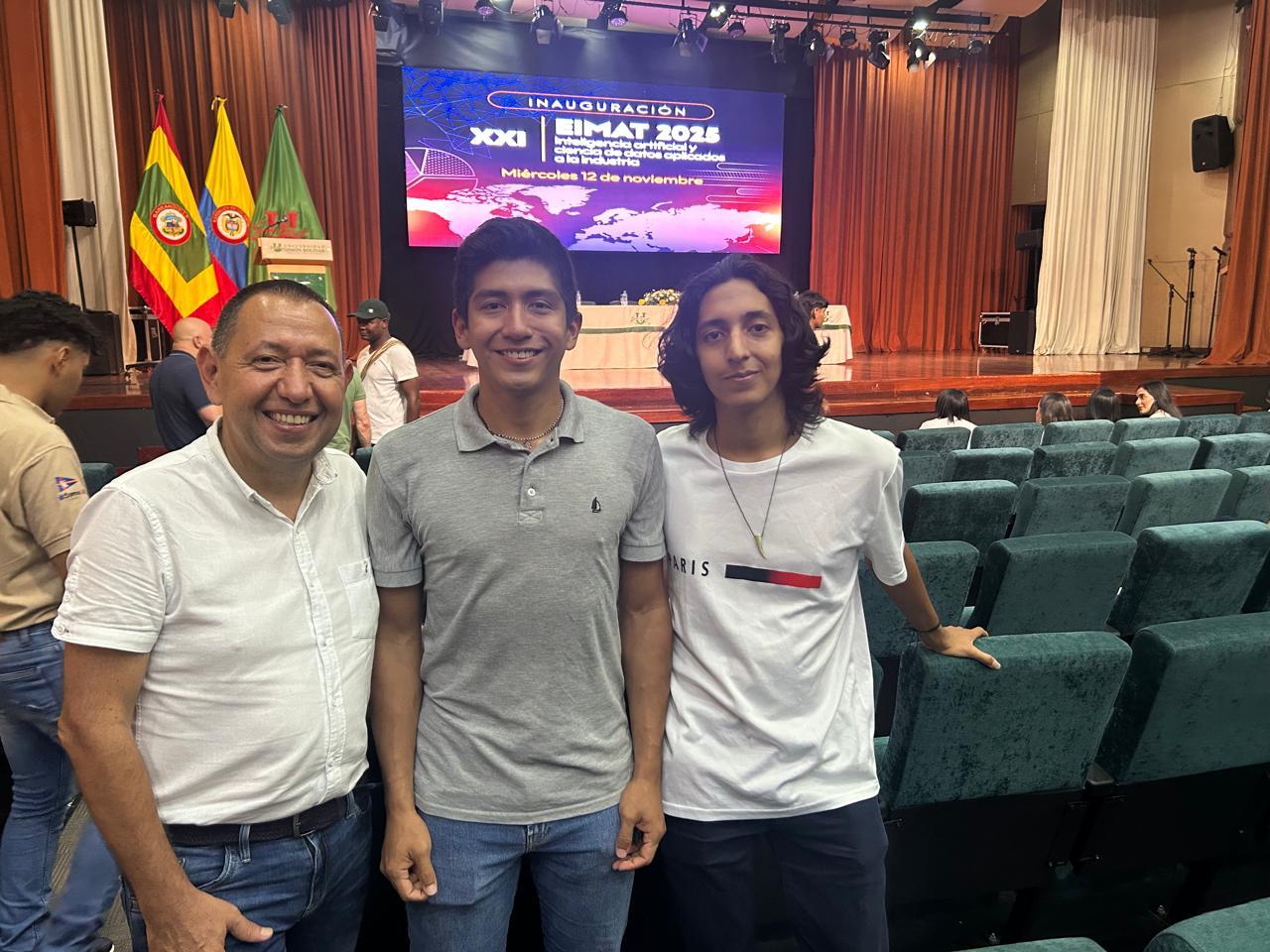 los estudiantes Jhoan Sebastián Barreto Villamizar y Gabriel Antonio Chavarro Avellaneda, con el profesor Jorge Villamizar