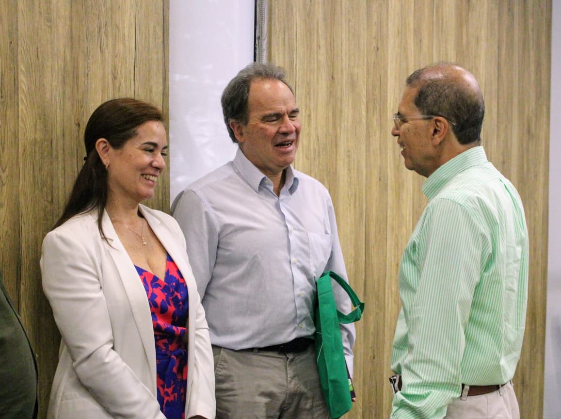 El vicerrector Gerardo Latorre recibiendo a la delegación de Colfuturo.