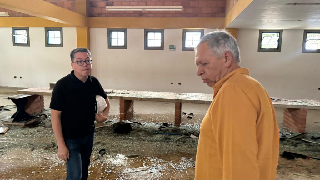 Rector UIS y jefe de Planta Física en demolición  Facultad de Ingenierías Fisicomecánicas