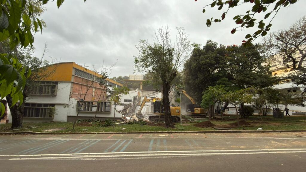 Demolición para construcción de la Facultad de Ingenierías Fisicomecánicas
