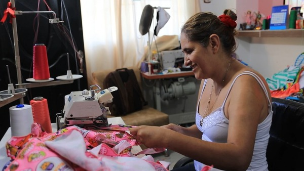 Mujer trabajando en una máquina de coser