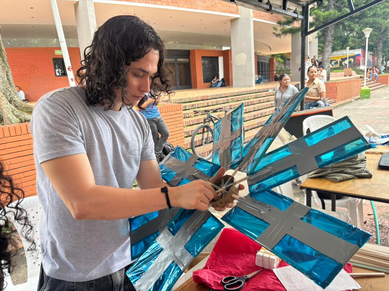 Estudiante UIS con un proyecto para presentar en UIS Ingenium