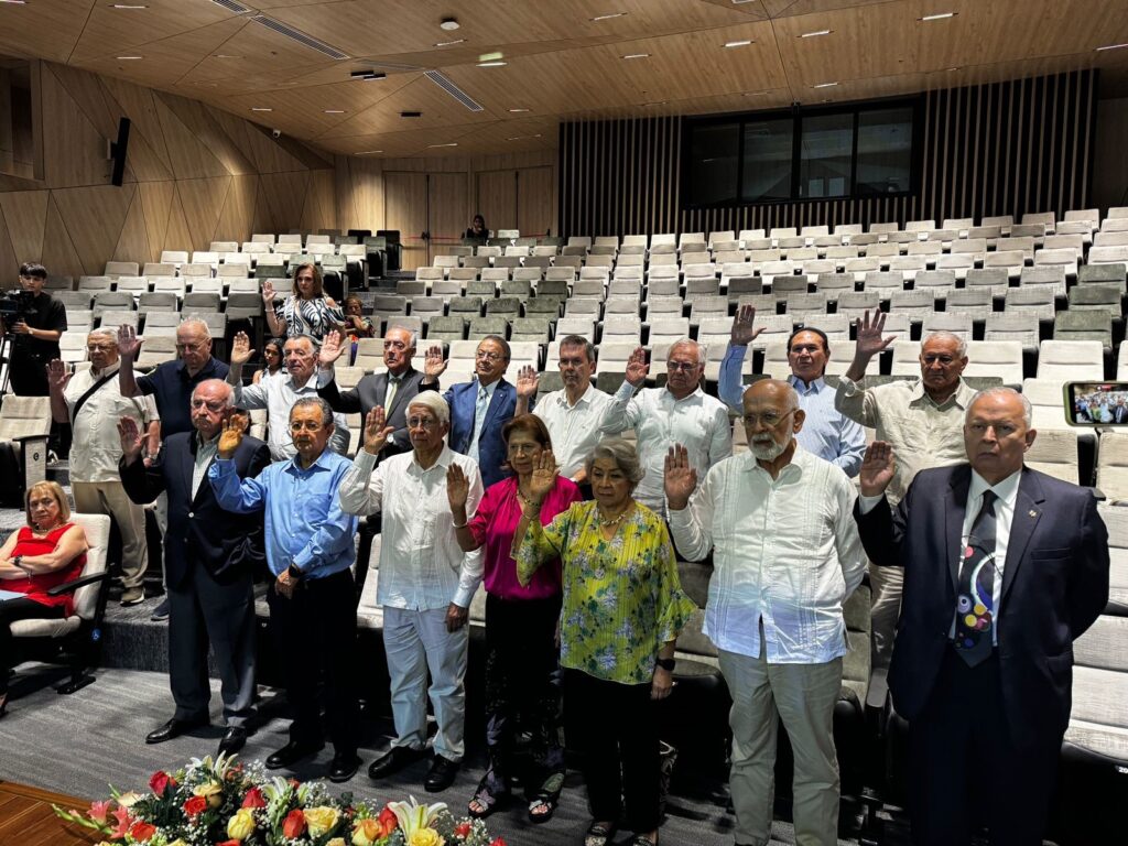 Egresados de Medicina UIS reafirmando su juramento profesional.