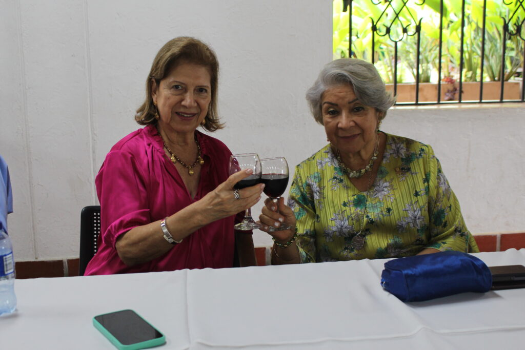 Egresados de Medicina UIS disfrutando de un agasajo.