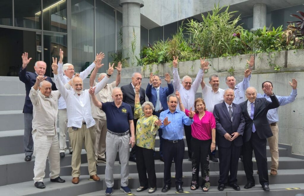 Egresados de Medicina UIS visitando el Complejo Científico para la Investigación de las Ciencias de la Salud y la Vida. 