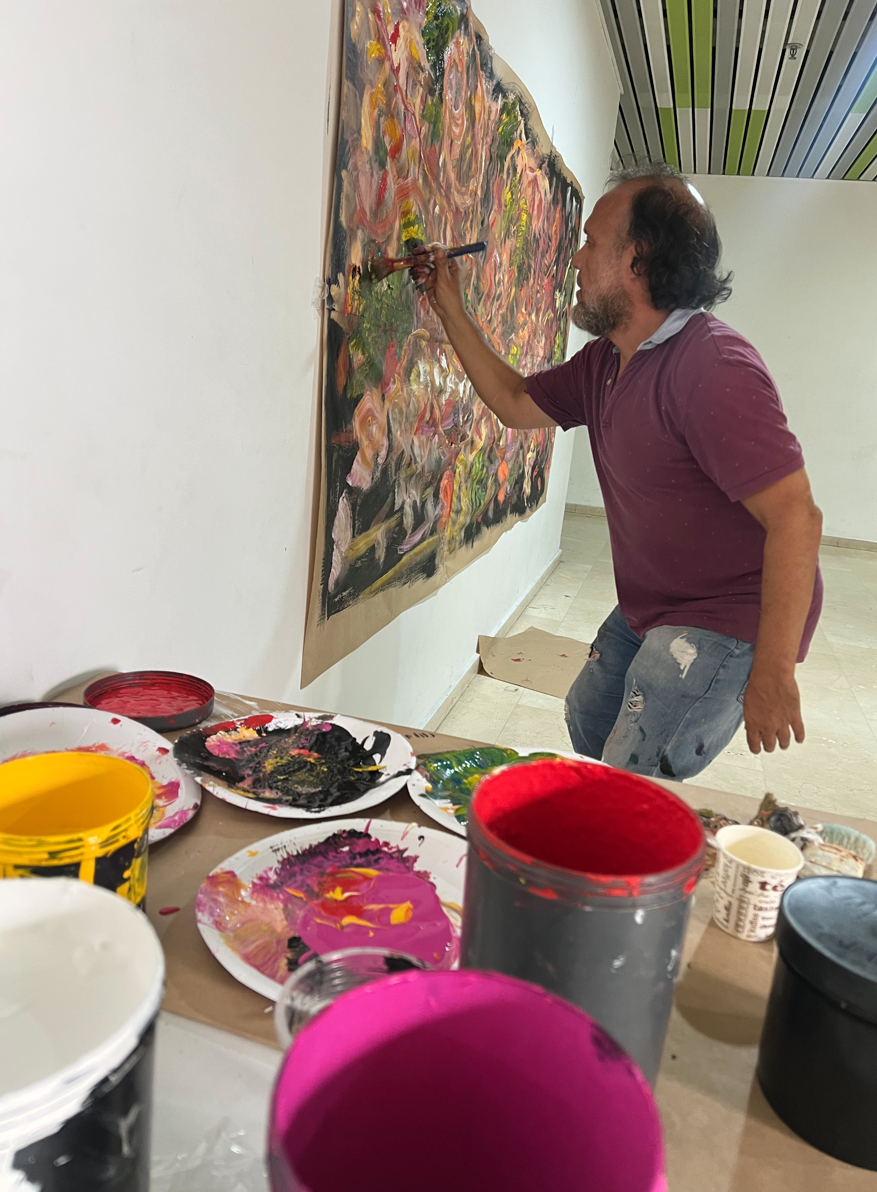 Artista pitando un mural
