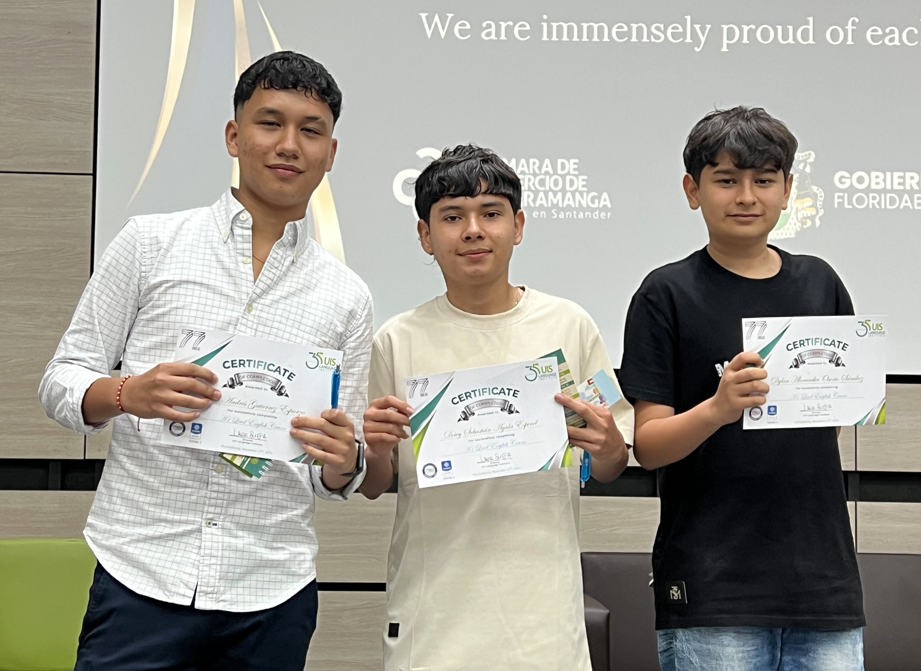 Estudiantes reciben certificacion de curso inglés