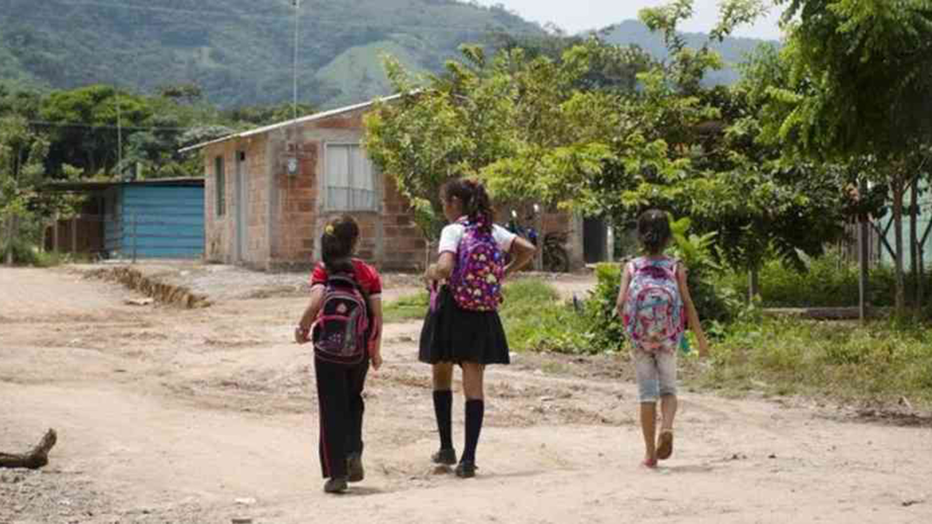 Niñas de zonas rurales camino a la escuela
