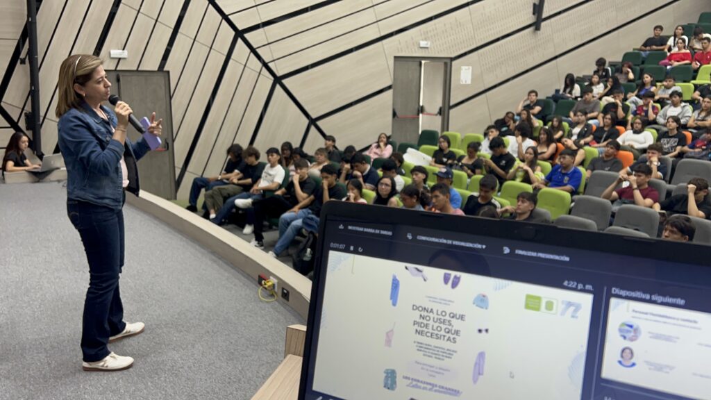 Profesora hablando con estudiantes