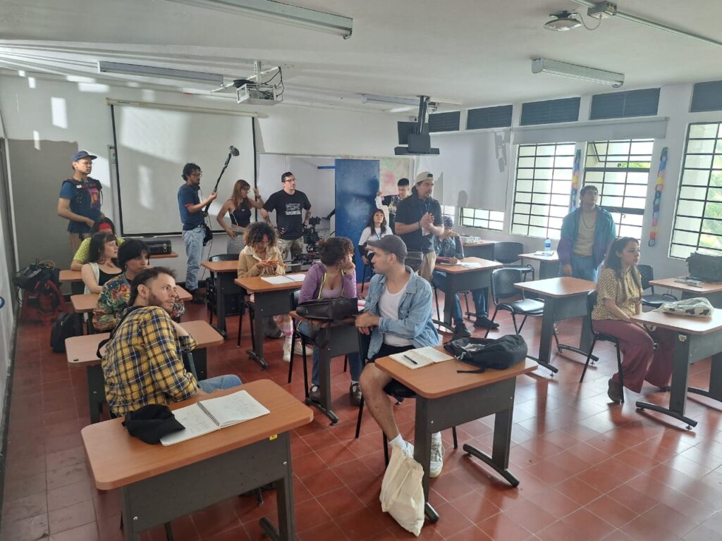 Grabación de escena en un aula de clase de la UIS.