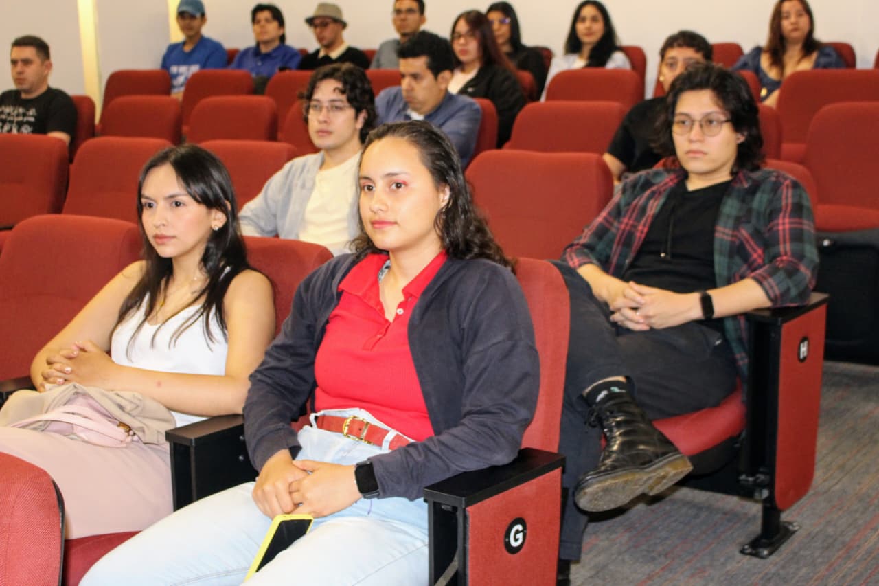 Estudiantes participando de la inducción de posgrados de investigación.