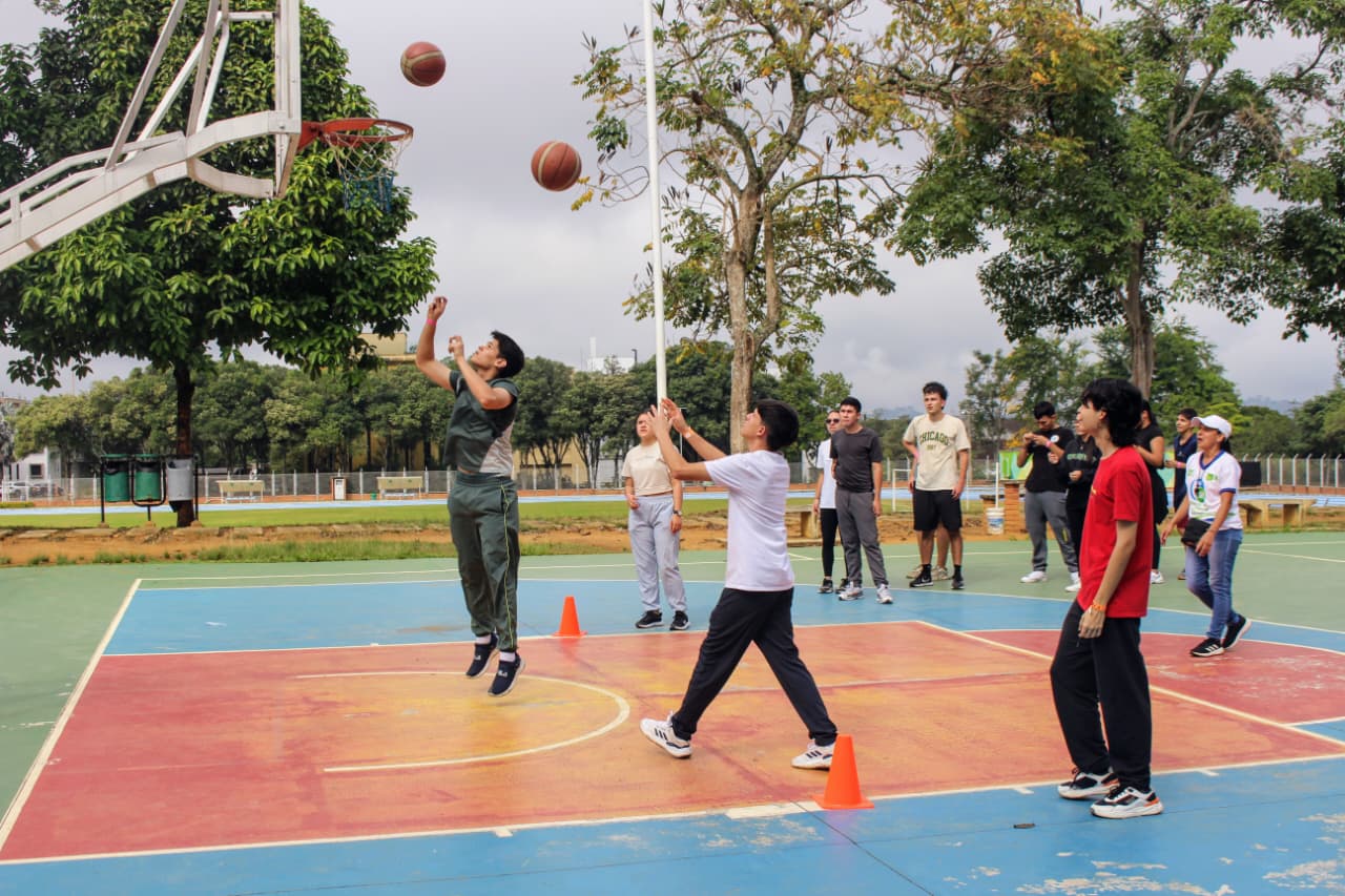 Estudiantes jugando baloncesto.