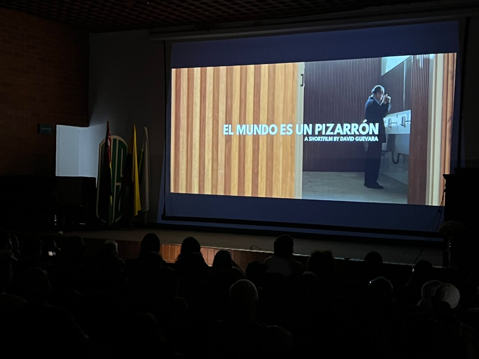 Proyeccion de película en auditorio UIS