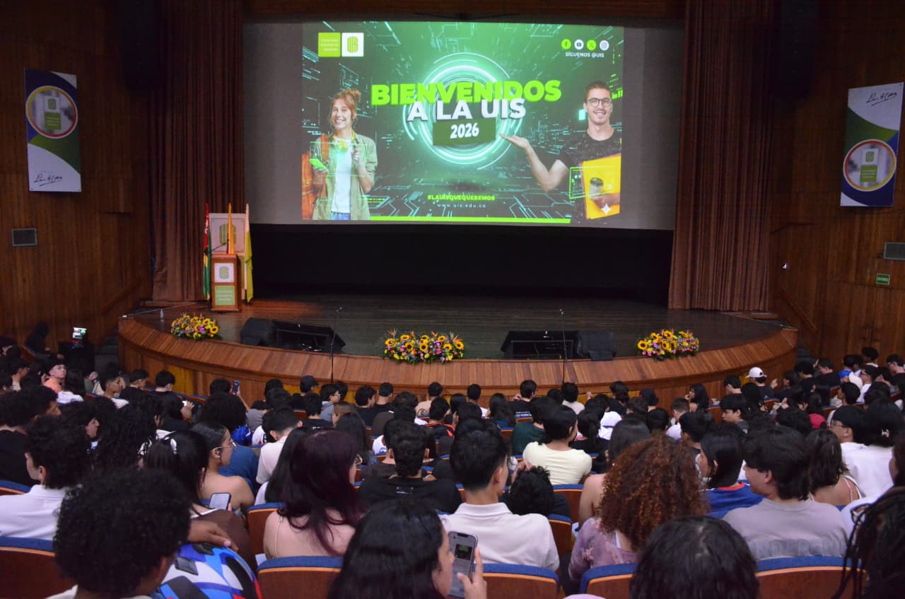 Estudiantes en el Auditorio Luis A. Calvo.