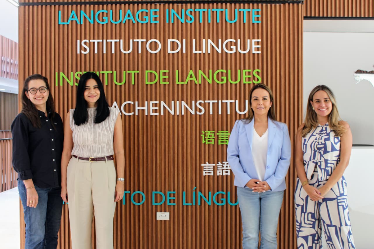 Directivas del Instituto de Lenguas y representantes de Salt Venture Partners.