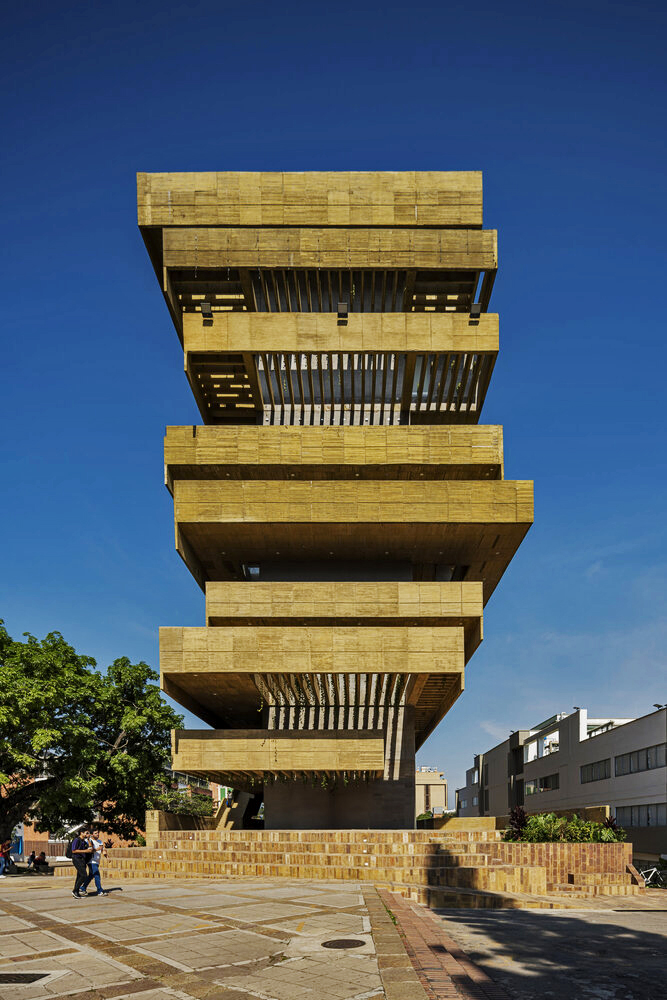 Foto frontal del edificio de ciencias humanas II